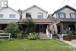 18 Glenvalley Dr in Toronto, ON - Building Photo