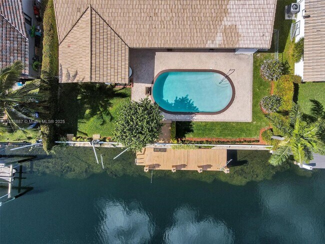 16433 NE 33rd Ave in Miami, FL - Building Photo - Building Photo