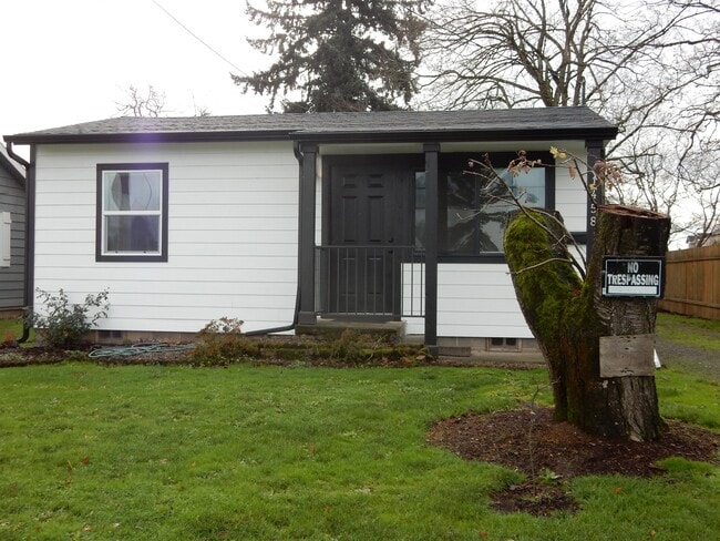 1458 E Cleveland St in Woodburn, OR - Building Photo - Building Photo