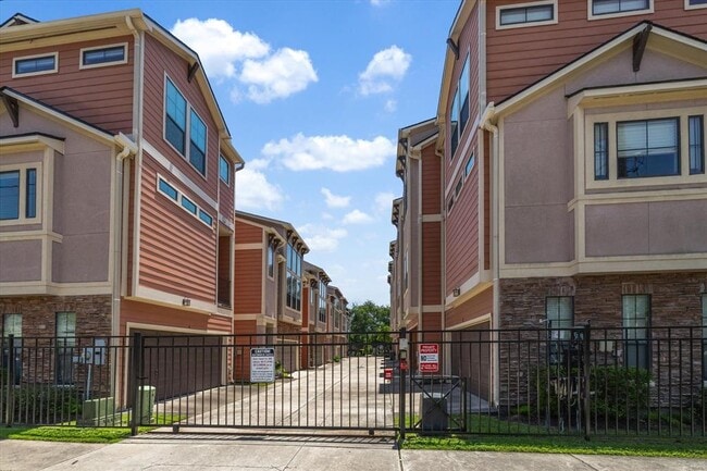 property at 1042 W 23rd St