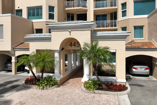 Residences at Pelican Isle Yacht Club in Naples, FL - Foto de edificio - Building Photo