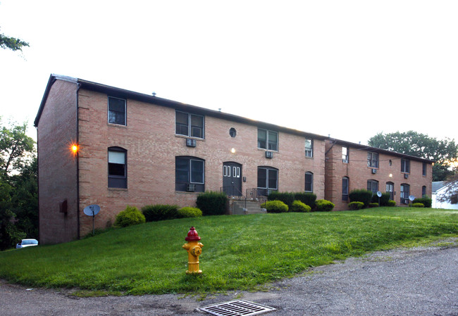 Brookfield View Apartments in Massillon, OH - Building Photo - Building Photo