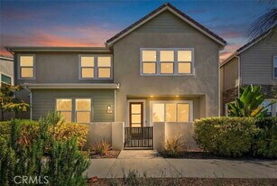 346 Chorus in Irvine, CA - Building Photo