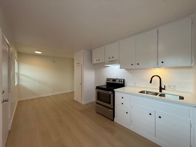 15634 Leadwell St in Los Angeles, CA - Building Photo - Building Photo