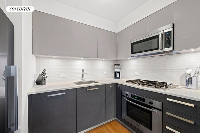 505 W 47th St in New York, NY - Building Photo - Building Photo