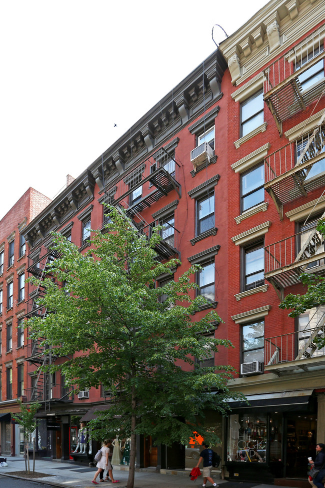 250 Elizabeth St in New York, NY - Foto de edificio - Building Photo