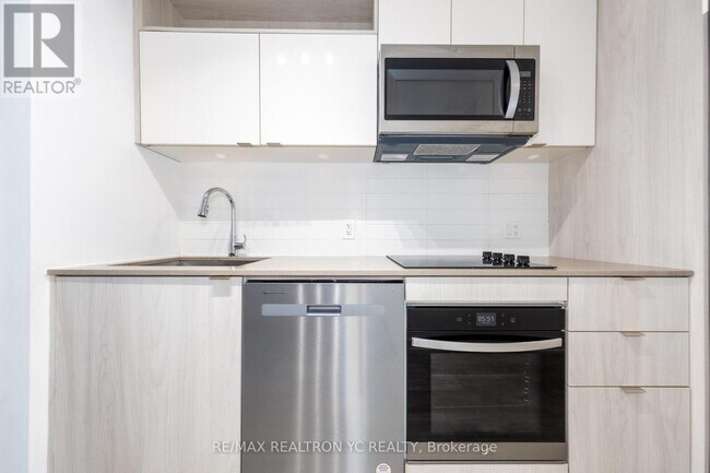 135-135 Lower Sherbourne St in Toronto, ON - Building Photo - Building Photo