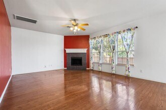 910 Waterside Dr in Euless, TX - Building Photo - Building Photo