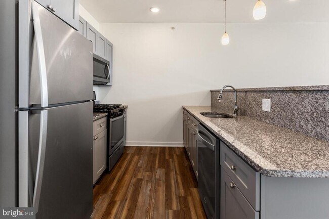 2411 Kensington Ave in Philadelphia, PA - Building Photo - Building Photo