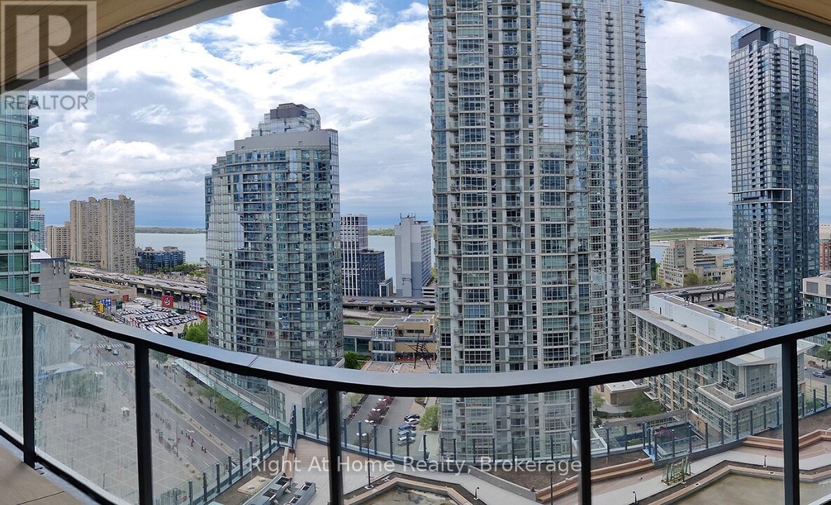 1 Concord Cityplace Wy in Toronto, ON - Building Photo