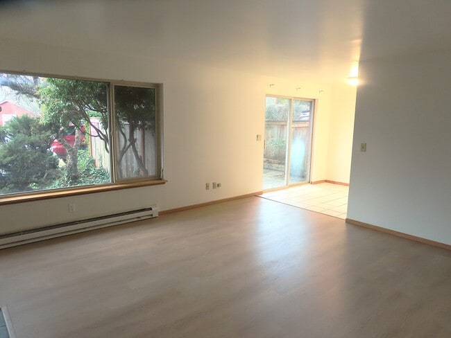 5220 Sand Point Way NE, Unit #1 in Seattle, WA - Foto de edificio - Building Photo