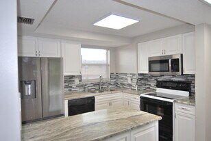 729 Lori Dr in Palm Springs, FL - Building Photo