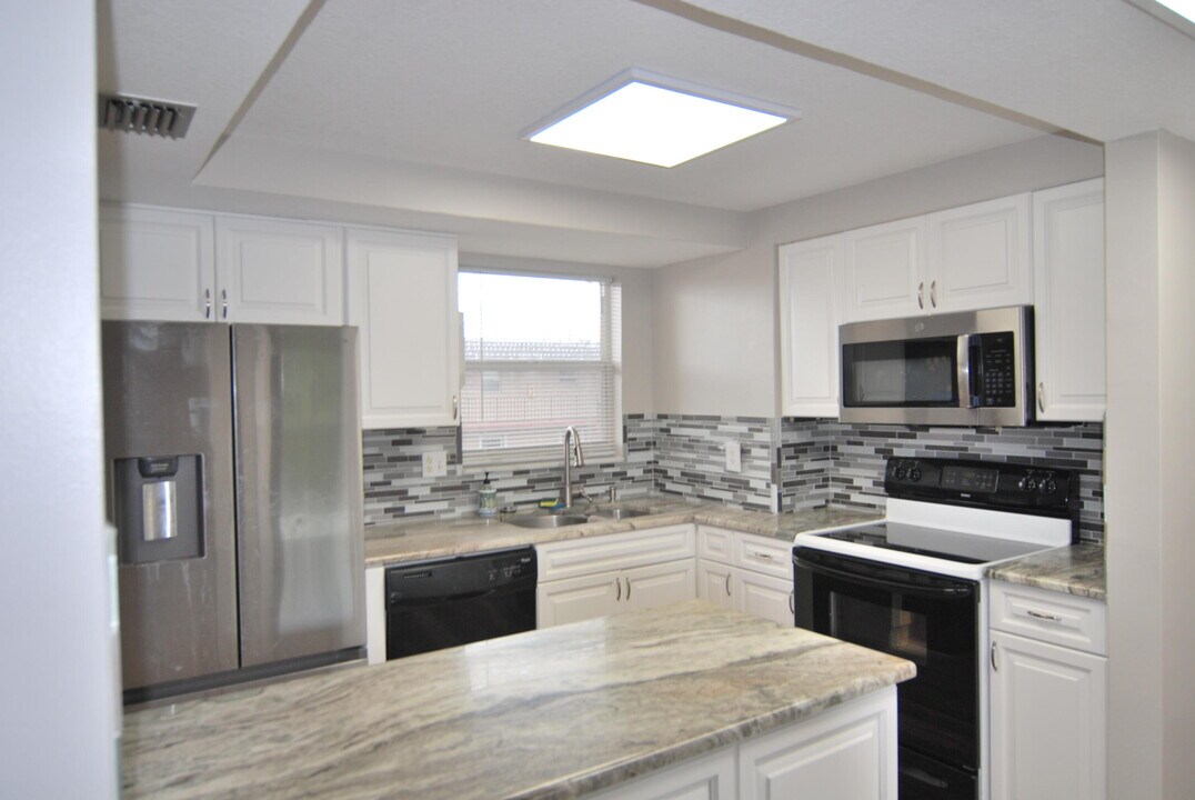 729 Lori Dr in Palm Springs, FL - Building Photo