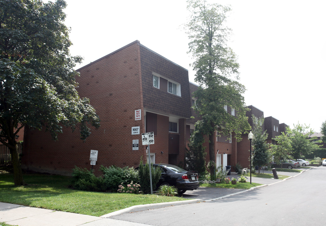 1667 Albion Rd in Toronto, ON - Building Photo