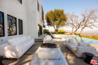 13331 Mulholland Dr in Beverly Hills, CA - Building Photo - Building Photo