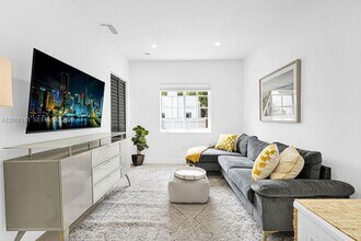 570 NW 48th St in Miami, FL - Building Photo - Building Photo