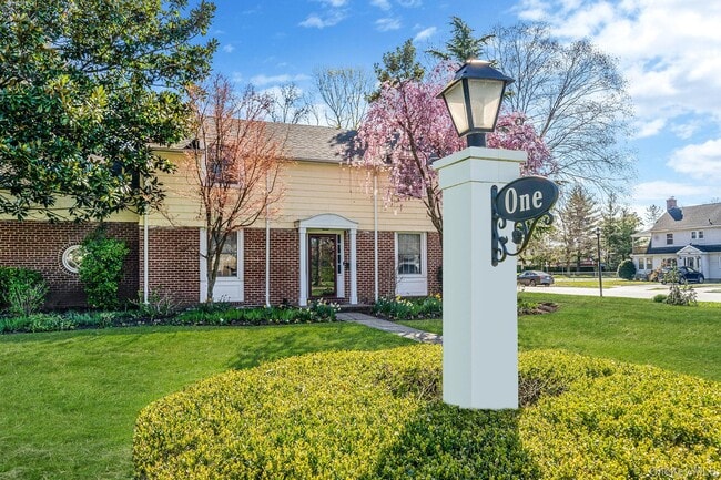 1 Prospect Ave in Garden City, NY - Building Photo - Building Photo