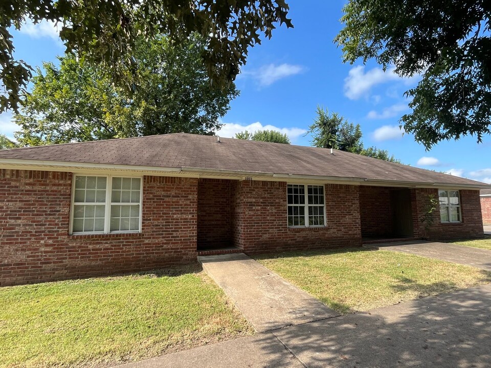 1011 N Parker Rd in Russellville, AR - Building Photo