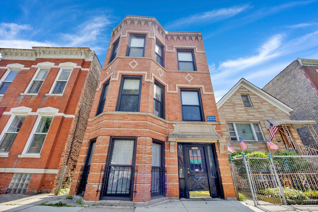 2341 W Charleston St in Chicago, IL - Building Photo