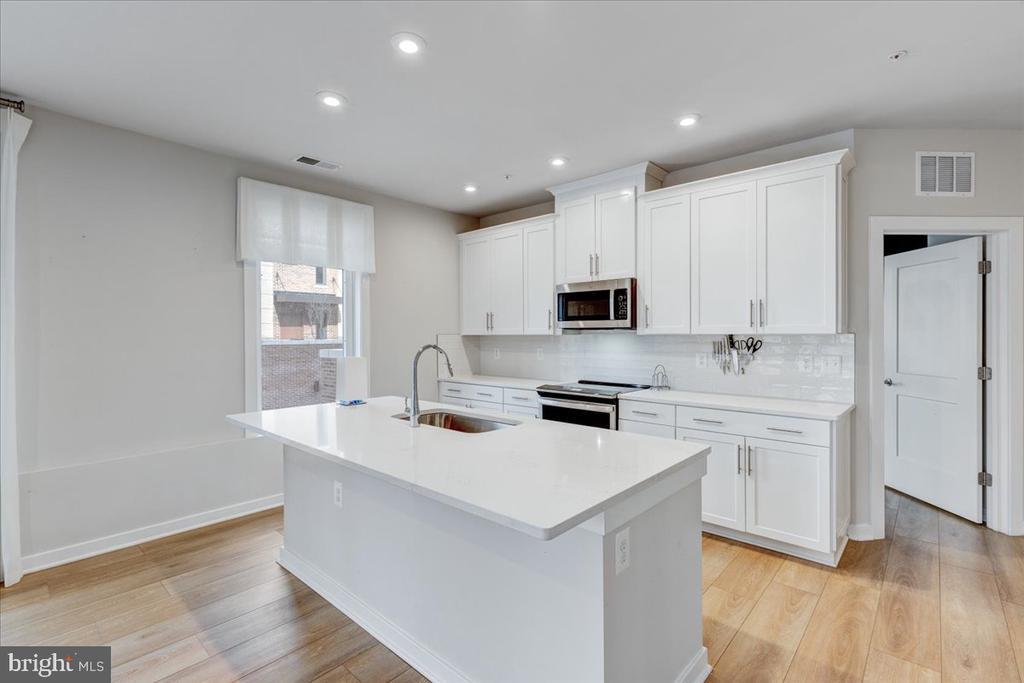 1669 Bandit Loop in Reston, VA - Building Photo