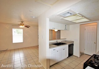 5305 Woodland Oaks Ct in Austin, TX - Building Photo - Building Photo