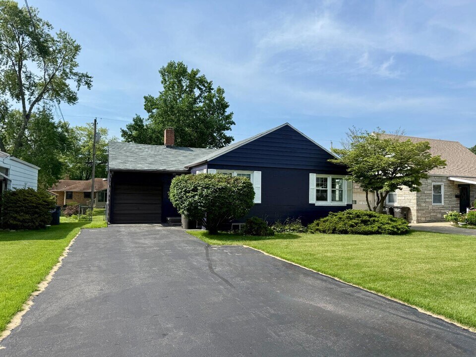 208 W Conron Ave in Danville, IL - Building Photo