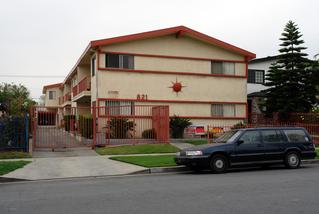 821 Larch St in Inglewood, CA - Foto de edificio