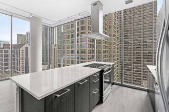 34 E Huron St in Chicago, IL - Foto de edificio - Building Photo