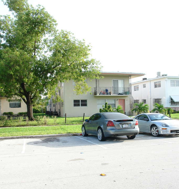 2045 NE 172nd St in Miami, FL - Building Photo