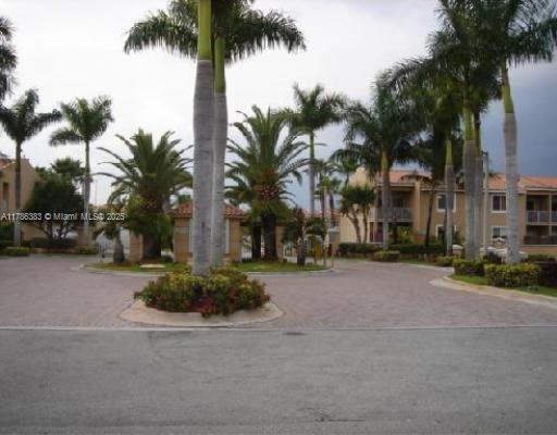 4724 NW 114th Ave in Doral, FL - Foto de edificio