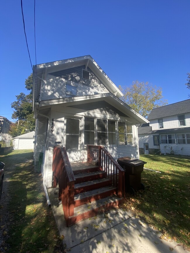 1109 Perry St in Albion, MI - Building Photo - Building Photo