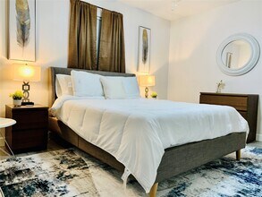 411 Ulrich St in Sugar Land, TX - Foto de edificio - Building Photo