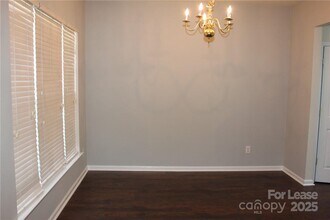 2715 Old Ironside Dr in Charlotte, NC - Foto de edificio - Building Photo