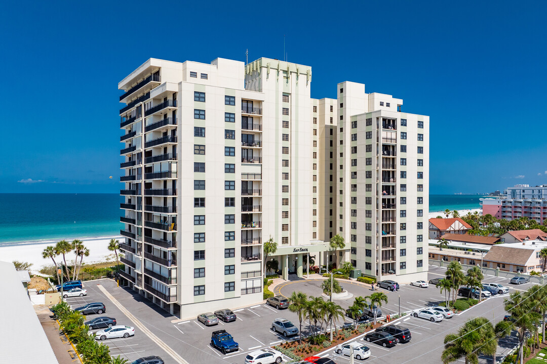 San Seair in St Pete Beach, FL - Foto de edificio