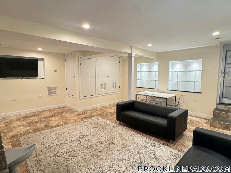 25 St Marys Ct in Brookline, MA - Building Photo