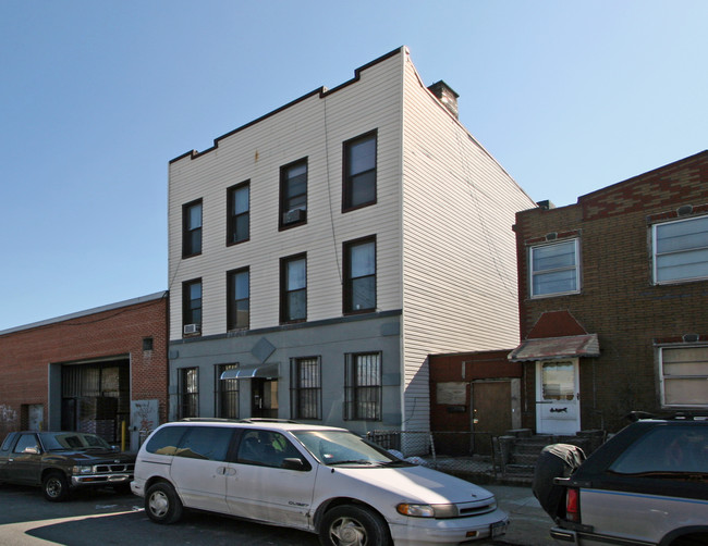 304 Maujer St in Brooklyn, NY - Foto de edificio - Building Photo