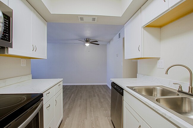 Two Two Cactus in Phoenix, AZ - Foto de edificio - Building Photo