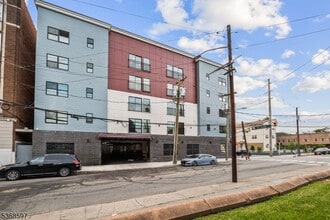 180 Carroll St in Paterson, NJ - Foto de edificio - Building Photo