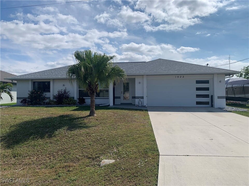 1922 SW 30th Terrace in Cape Coral, FL - Foto de edificio