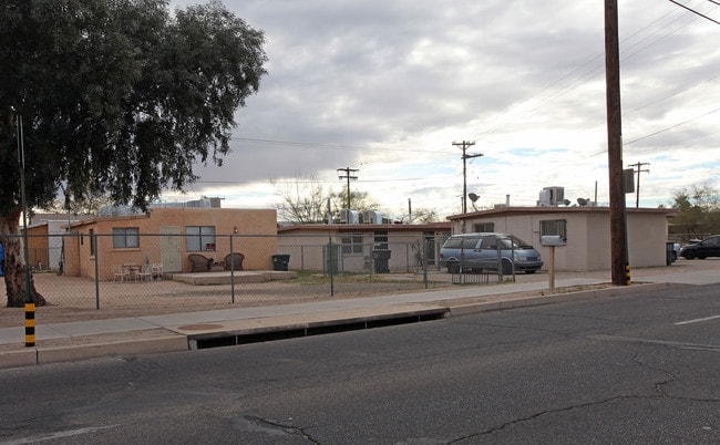 4303-4321 S 12th Ave in Tucson, AZ - Foto de edificio - Building Photo
