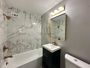 7104 Oxford Ave in Philadelphia, PA - Building Photo - Building Photo