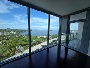 601 NE 36th St in Miami, FL - Building Photo - Building Photo