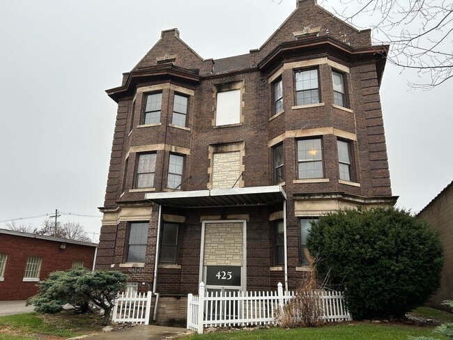 property at 425 N Vermilion St