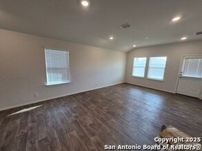 156 Middle Grn Lp in Floresville, TX - Building Photo - Building Photo