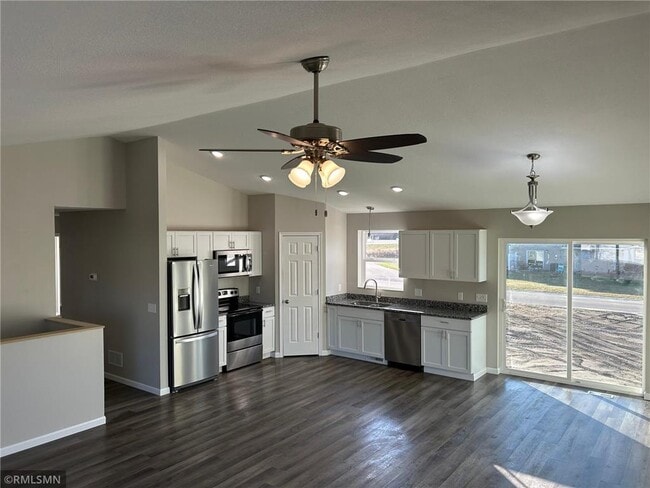 18512 Salem St NW in Elk River, MN - Foto de edificio - Building Photo