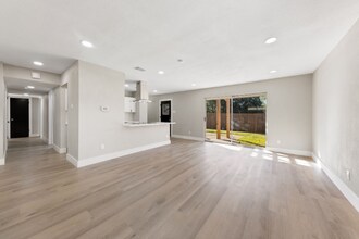 605 Melrose Dr in Richardson, TX - Foto de edificio - Building Photo