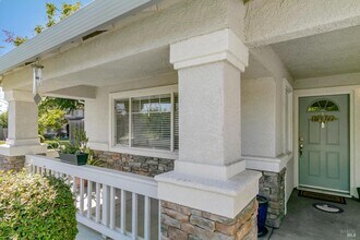 3257 Vista Del Lago Way in Fairfield, CA - Foto de edificio - Building Photo