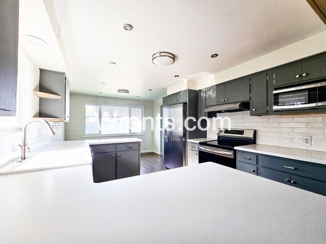 property at 1211 E Bridgeport Ave