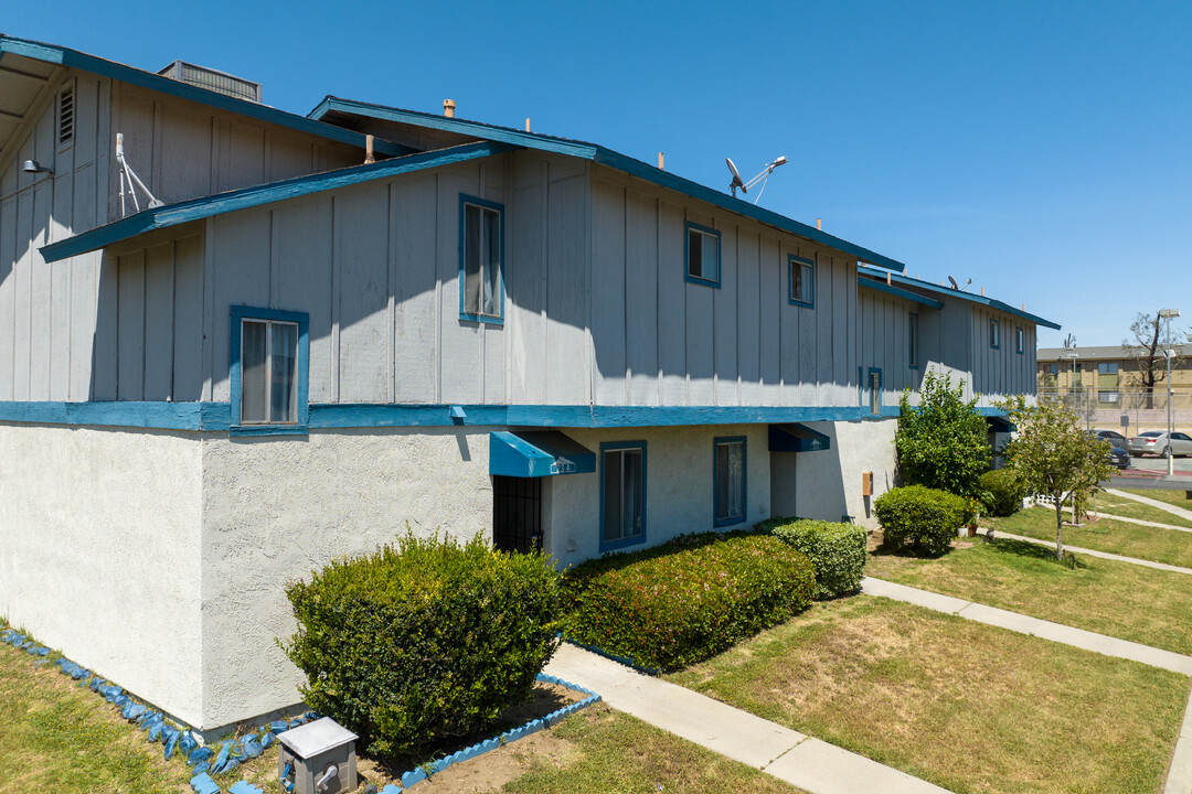 Sunset Village in Fontana, CA - Building Photo