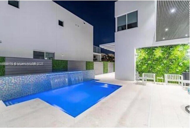 6767 NW 103rd Pl in Doral, FL - Building Photo - Building Photo